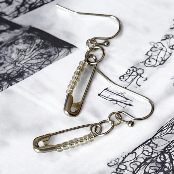 5 For $25💫Small Silver Safety Pin Punk Beaded Dangles - Picture 4 of 4